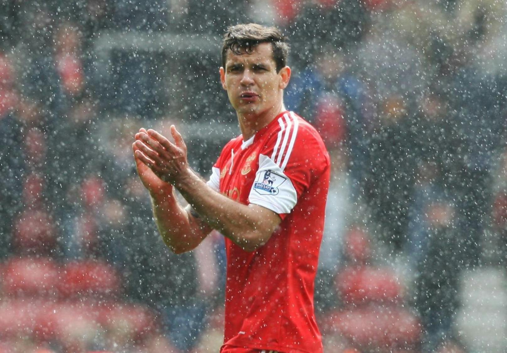 Bei Liverpool bildet er ein Duo mit dem Kroaten Dejan Lovren. Vor dessen Wechsel zu den Reds war auch der WM-Finalist in Diensten Southamptons.