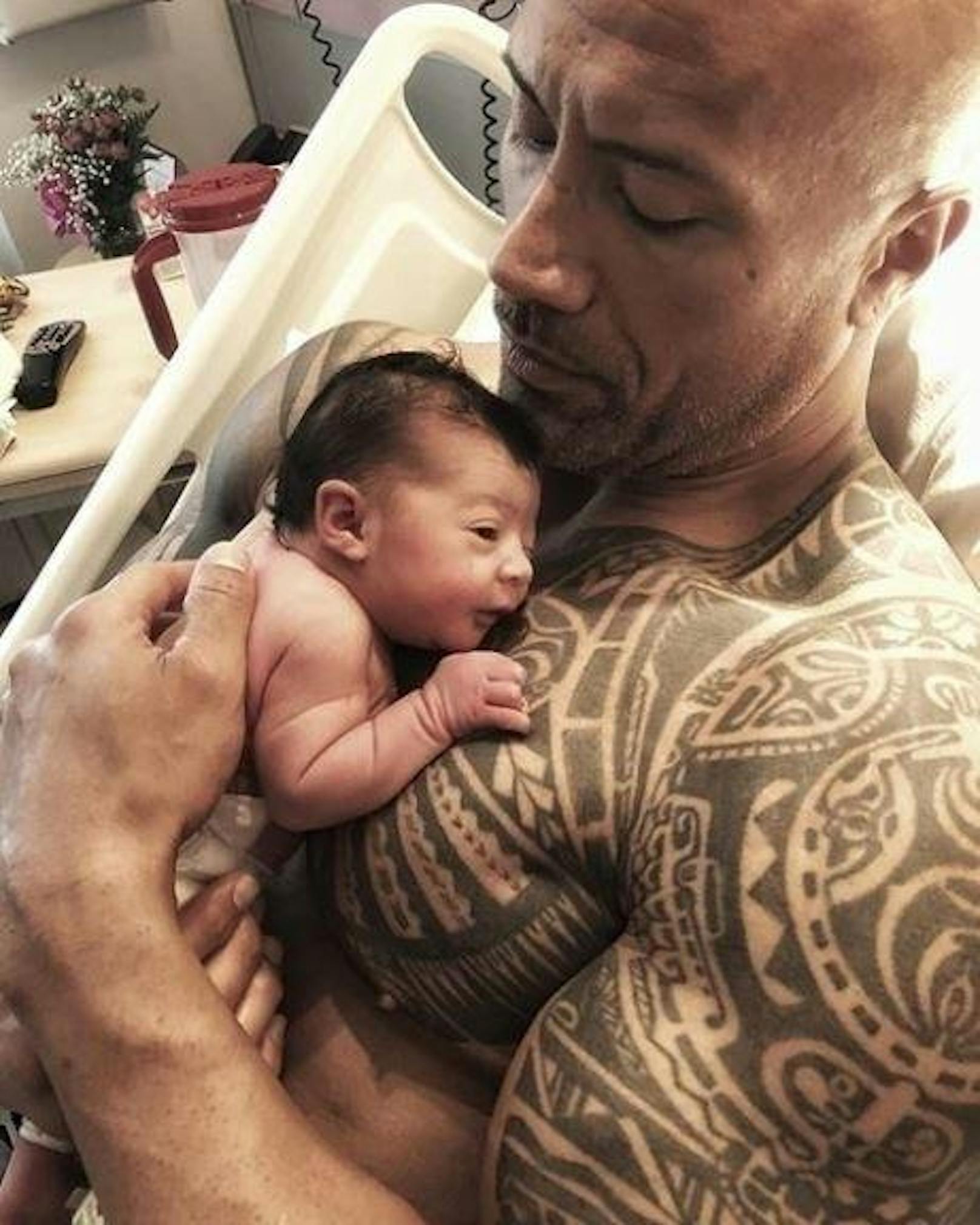 24.04.2018: Dwayne "The Rock" Johnson zeigt auf Instagram seine süße Tochter Tiana Gia, die am Montag auf die Welt kam.