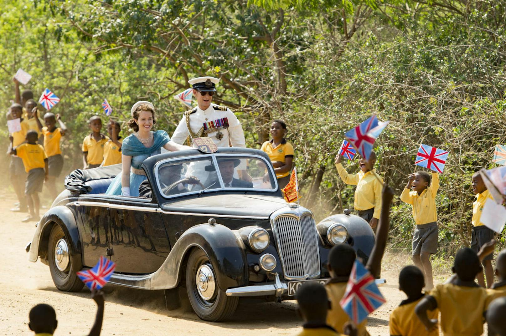 Die Queen mit ihrem Mann Philip (Matt Smith) auf Urlaub in Afrika.