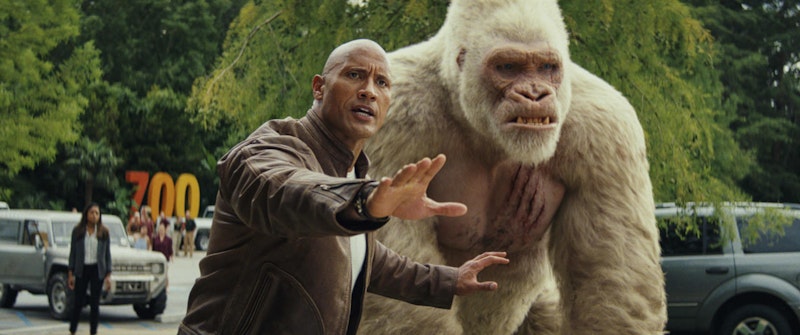 Davis Okoye (Dwayne Johnson) beschützt seinen Freund, den Albino-Gorilla George, vor der Polizei.  