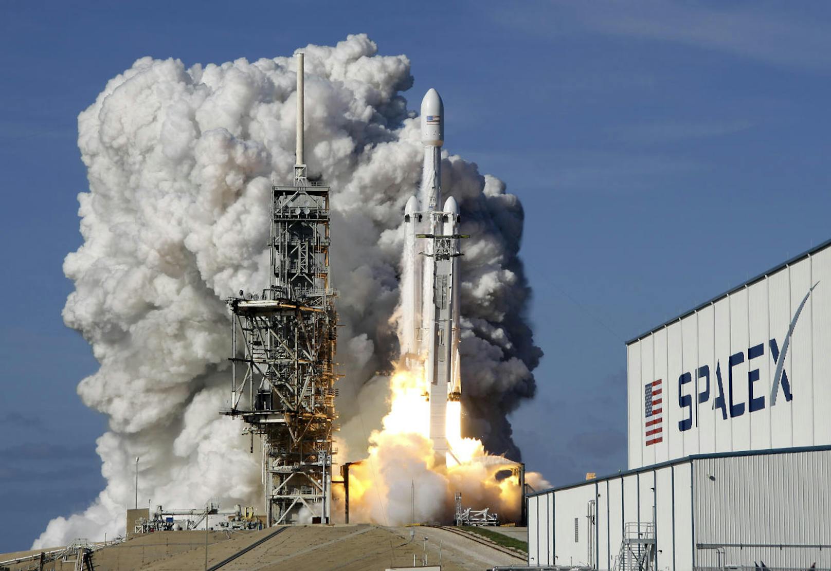 Zum Jungfernflug gestartet: Die Falcon Heavy von Elon Musks Raumfahrtunternehmen SpaceX ist am 6. Februar 2018 problemlos gestartet.