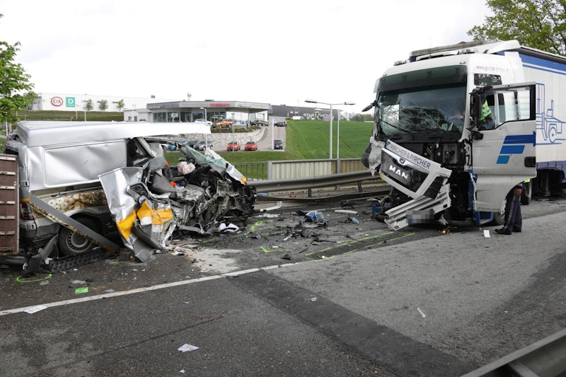 Schrecklicher Bilder von einem tödlichen Unfall in Tumeltsham.