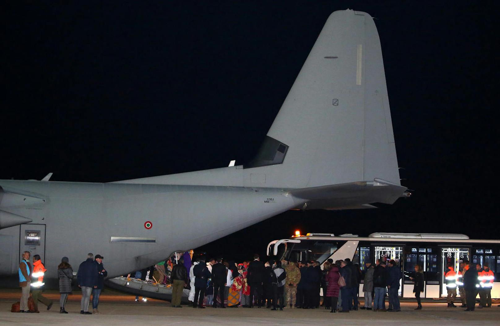 162 Menschen waren an Board: Das Flugzeug mit den Flüchtlingen landete am Freitagabend in Rom. (22. Dezember 2017)