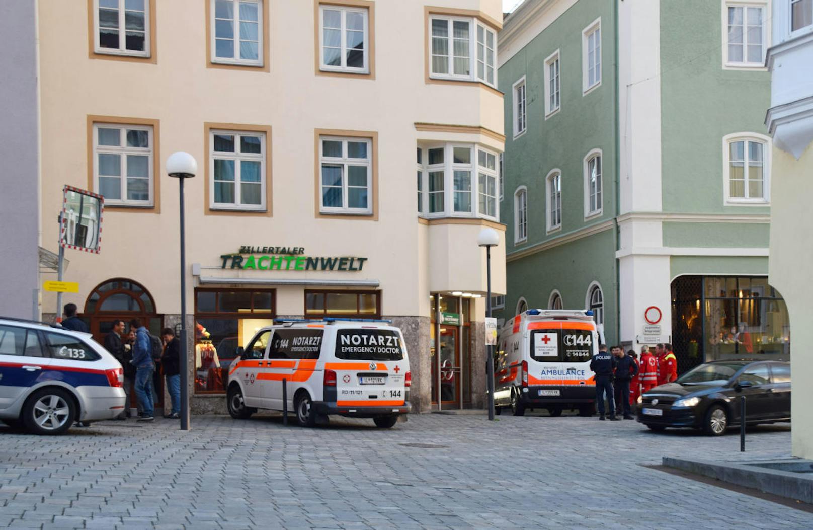 Die Polizei erhielt gegen 18.15 Uhr die Benachrichtigung, dass sich am Bahnhof in Kufstein ein verletzter Mann aufhalten soll. Die Beamten fuhren sofort zu der Adresse und suchten den Verletzten.
