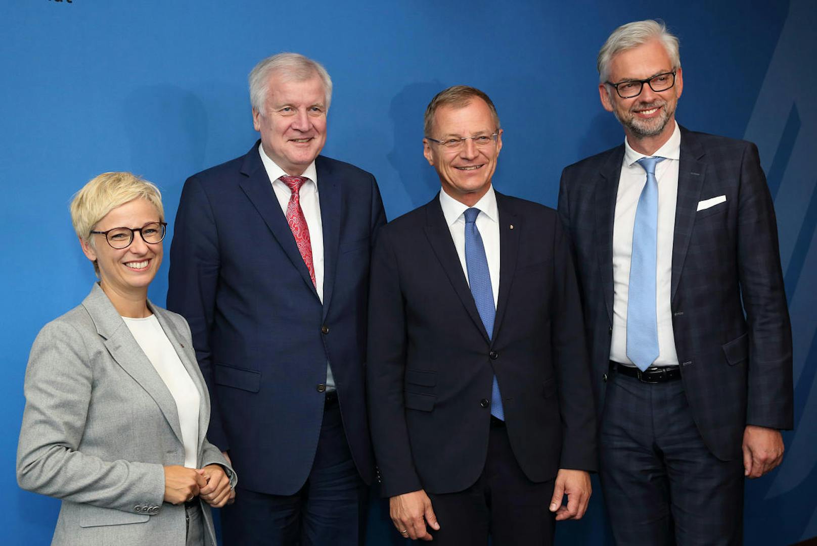 LH Thomas Stelzer (2.v.r.), mit Doris Hummer (Präsidentin OÖ.-Wirtschaftskammer), LH-Vize Michael Strugl (re.) und Horst Seehofer (CSU/ Bundesinnenminister) in Berlin.