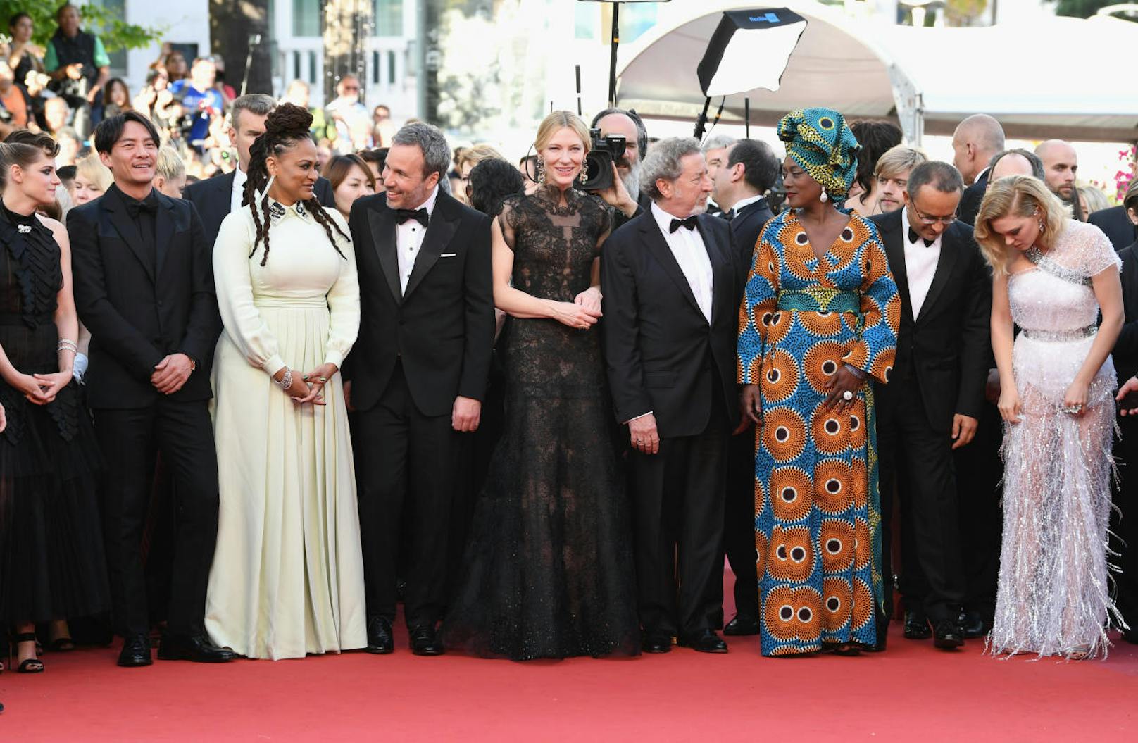 Eröffnet wurde der Red Carpet aber von der Jury des diesjährigen Filmfestspiele in Cannes: Kristen Stewart, Chang Chen, Ava DuVemay, Denis Villeneuve, Cate Blanchett, Robert Guediguian, Khadja Nin, Andrey Zvyagintsey und Lea Seydoux.