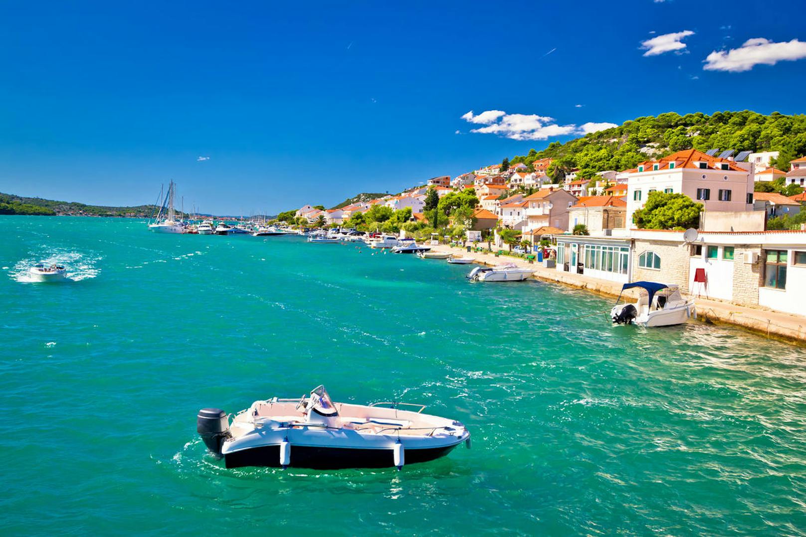Die Insel Murter ist, wie so viele Inseln Kroatiens, stark vom Fischfang geprägt, und so findet ihr hier nicht nur prächtige Hafenorte, die zum Spazieren an der Küste einladen, sondern auch jede Menge Restaurants und Cafés, die kulinarische Köstlichkeiten aus der kroatischen Meeresfrüchte-Küche anbieten.