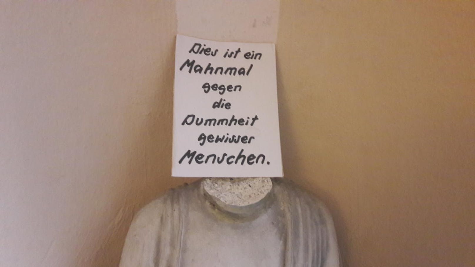 Buddha-Statue in Linz wurde der Kopf abgeschlagen. Jetzt ist es ein "Mahnmal gegen die Dummheit".