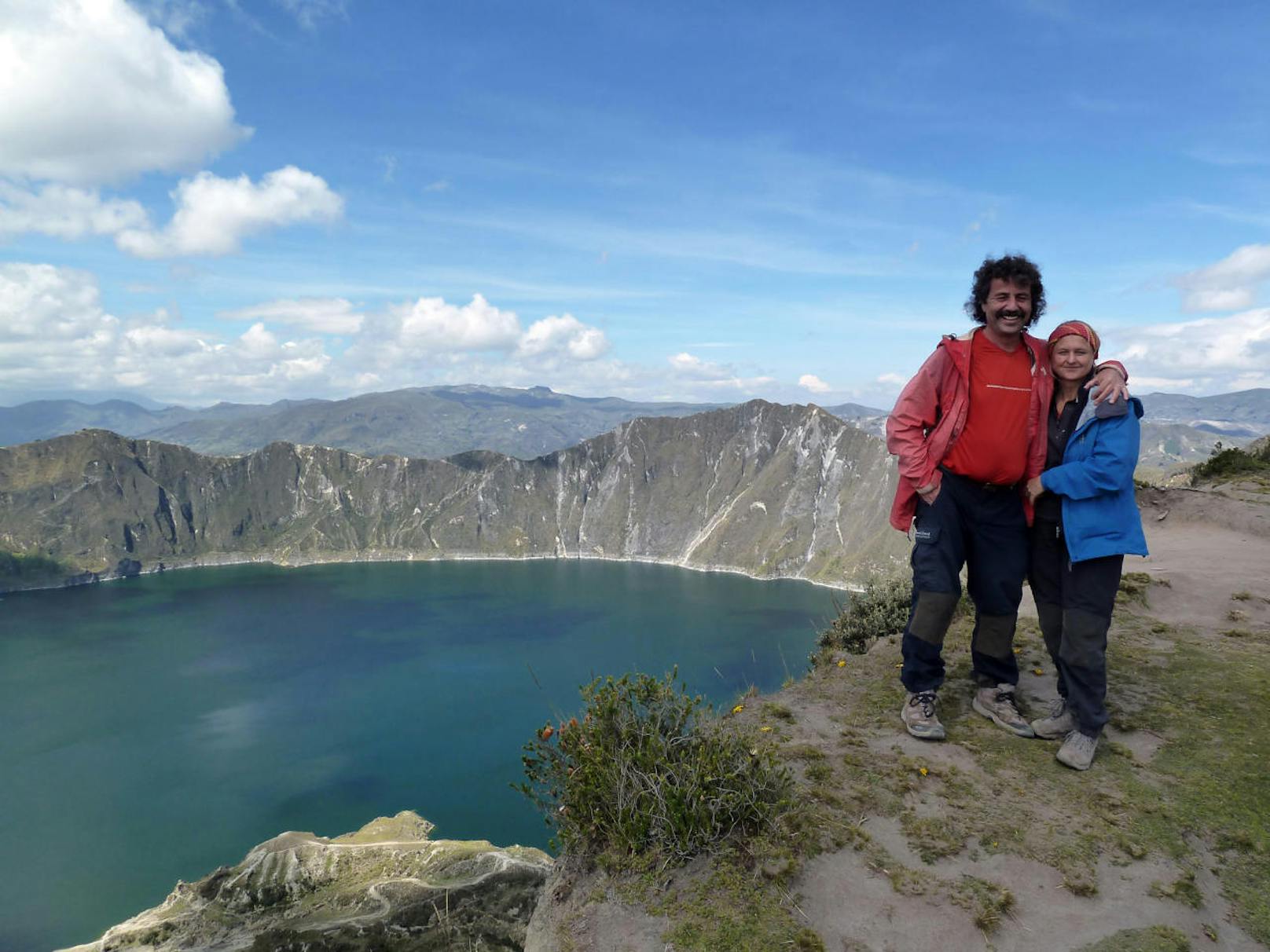 Sylvia Alfery und Geri Winkler am Kratersee Quilotoa in Ecuador.
