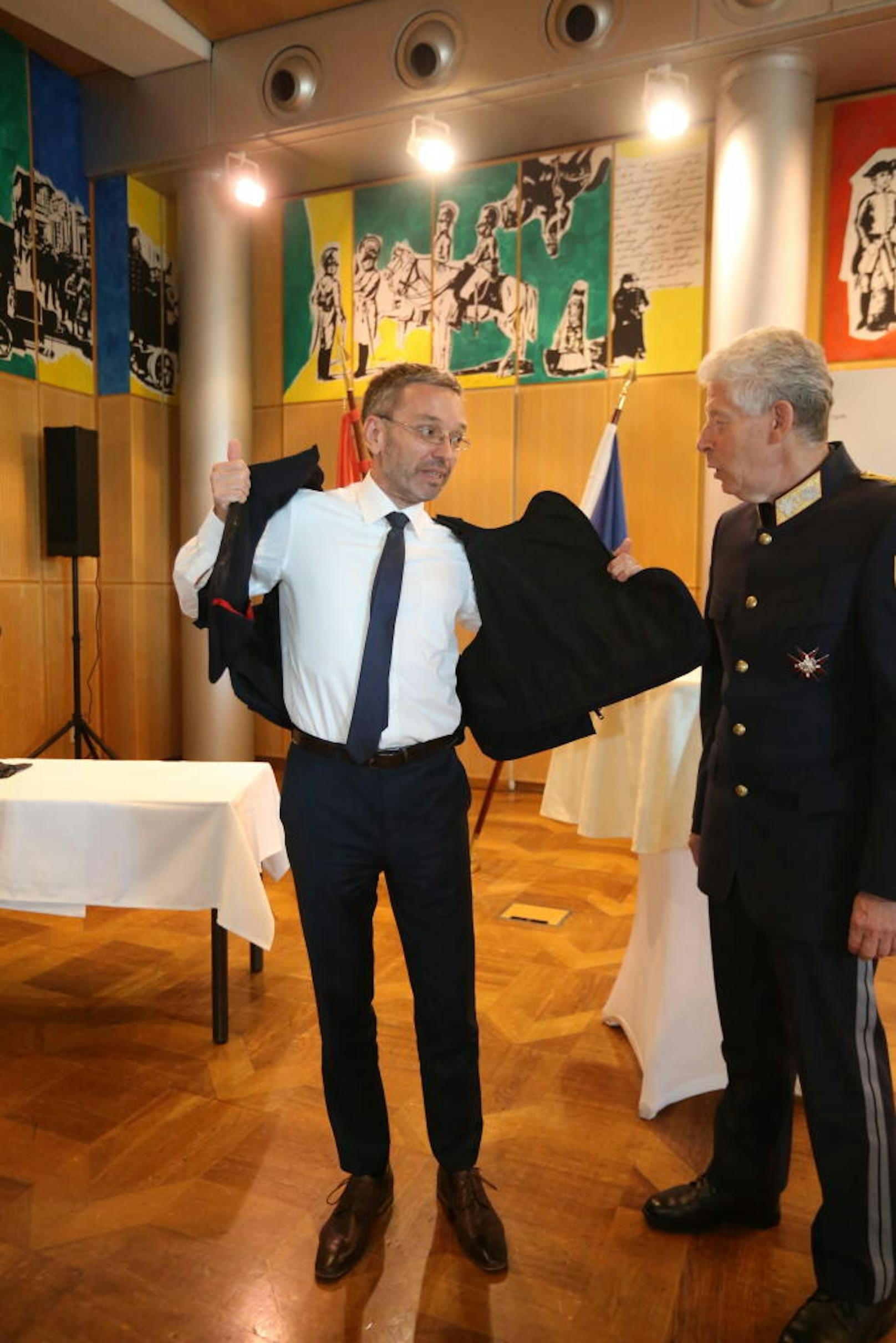 v.l.n.r. im Bild: Innenminister Herbert Kickl (FPÖ) und Landespolizeivizepräsident Michael Lepuschitz.