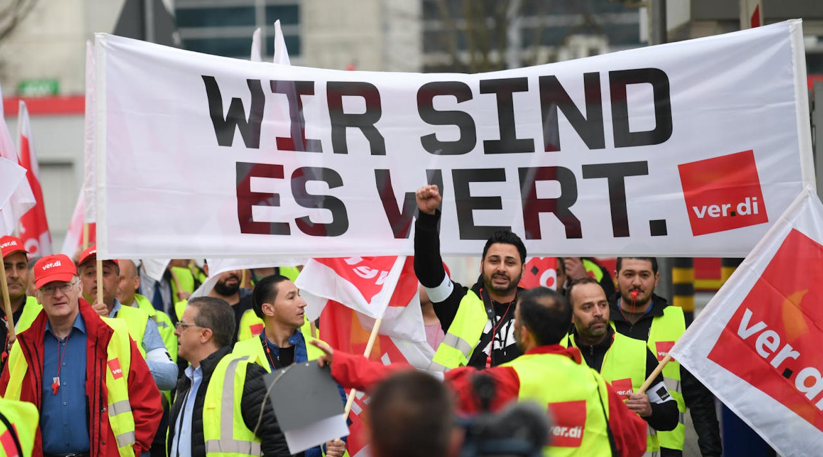 In Frankfurt protestieren Flughafen-Mitarbeiter vor der nächsten Runde der Tarifverhandlungen.
