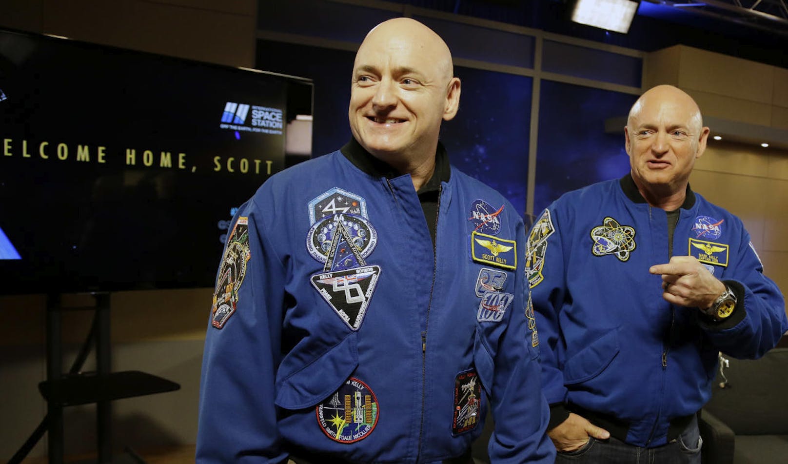 Scott Kelly (l.) flog für 1 Jahr zur ISS. Sein Zwillingsbruder Mark blieb am Boden.