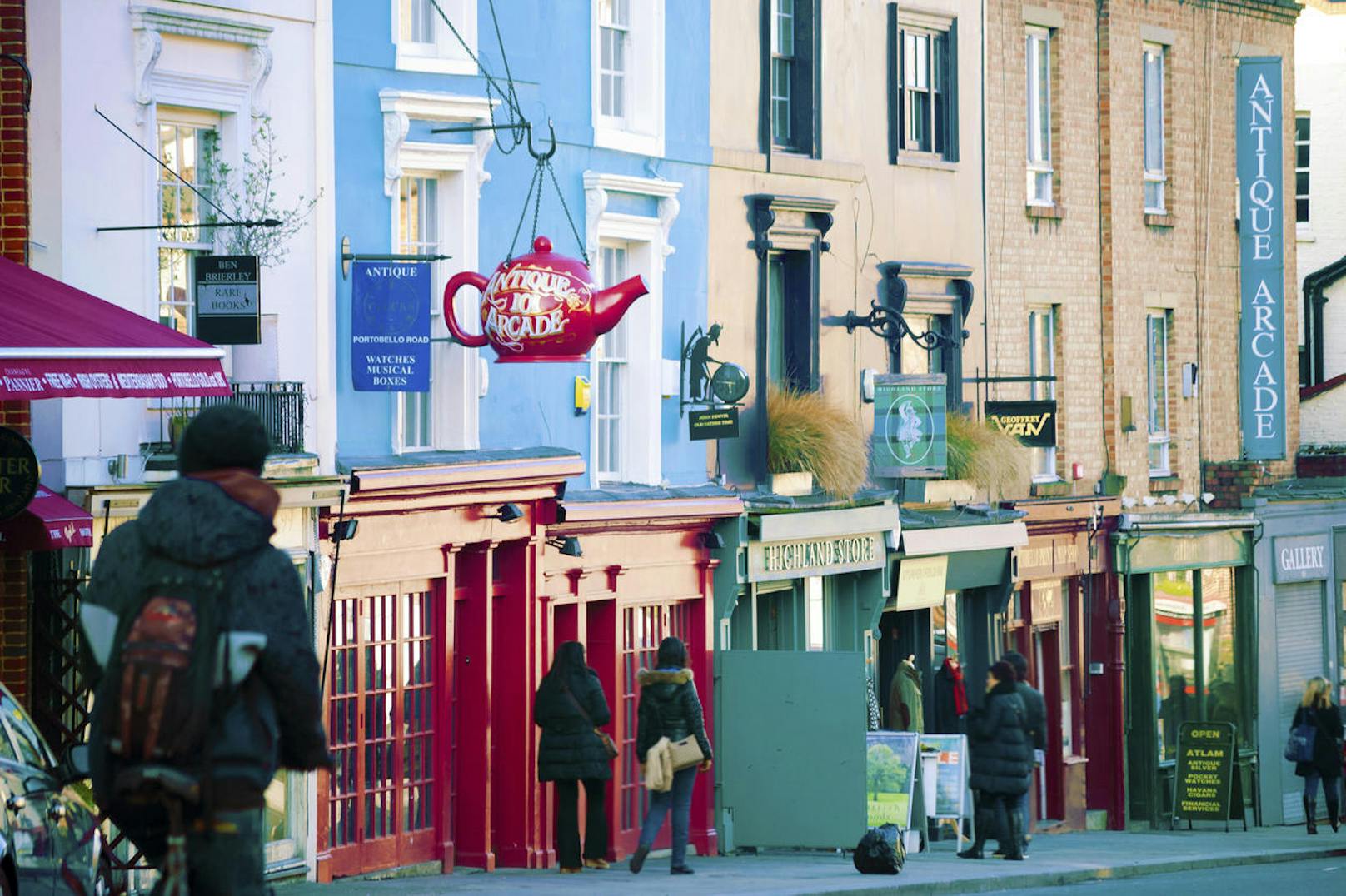 Notting Hill, Portobello Road - in dem trendigen Viertel, das manche aus dem Film "Notting Hill" mit Julia Roberts kennen, kann man gemütlich herumschlendern, kleine Boutiquen, Cafés und Antiquitätenhändler besuchen. Die U-Bahn-Station in unmittelbarer Nähe heißt "Notting Hill Gate".