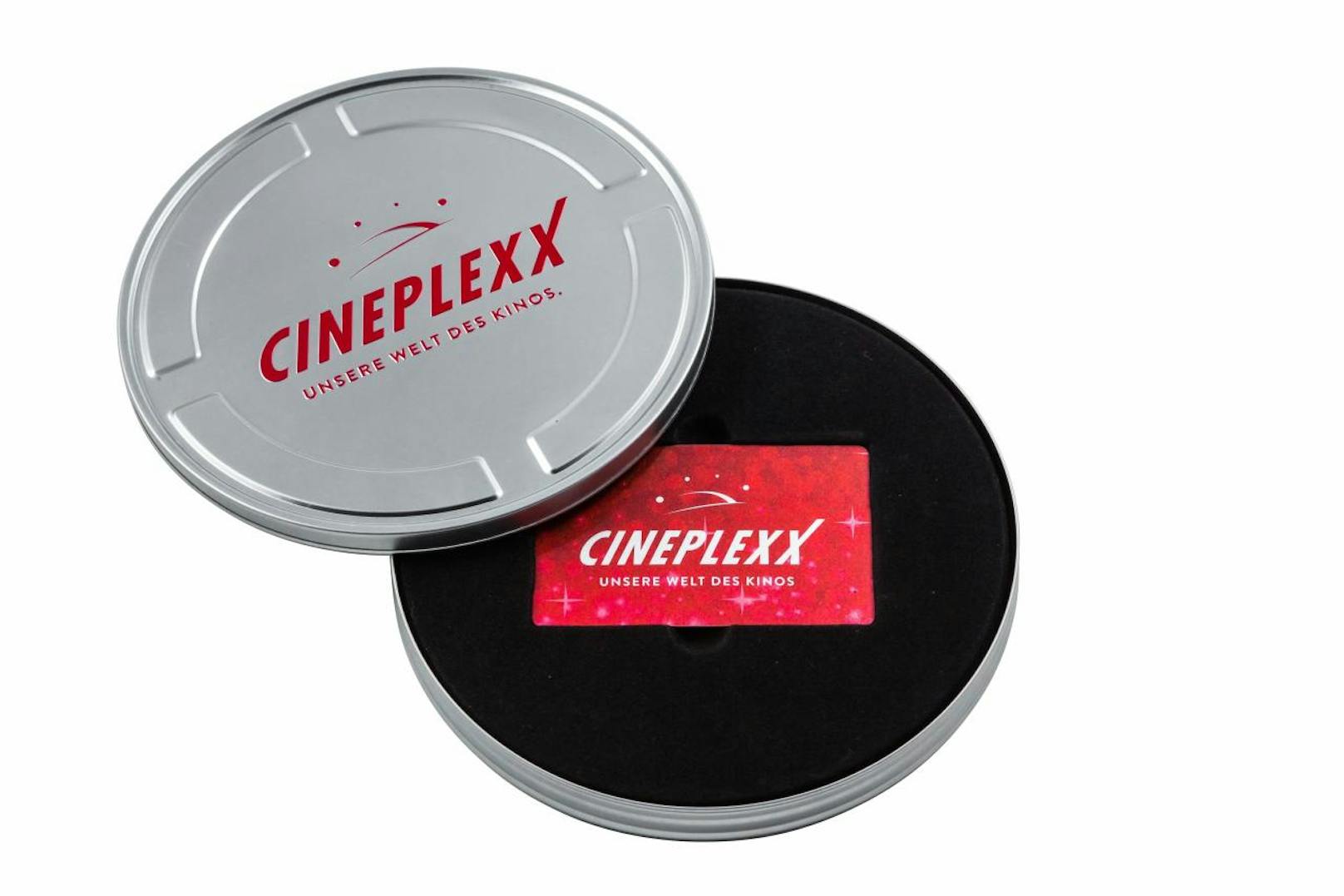 Das perfekte Geschenk für Film- und Kinofans: Die hochwertigen Filmdosen mit <b>Gutschein</b> im Wert von 20, 30 oder 50 Euro sind direkt an den <b>Cineplexx-Kinokassen</b> erhältlich - in der Vorweihnachtszeit gibt es außerdem eine limitierte Geschenkkarte mit Der Grinch-Motiv.