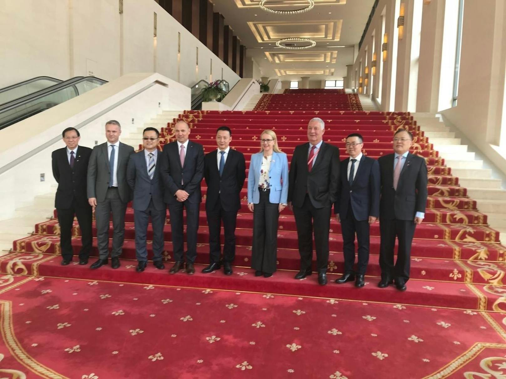 Österreichs Digitalministerin Margarete Schramböck stattete dem chinesischen Tech-Riesen Huawei einen Besuch ab.