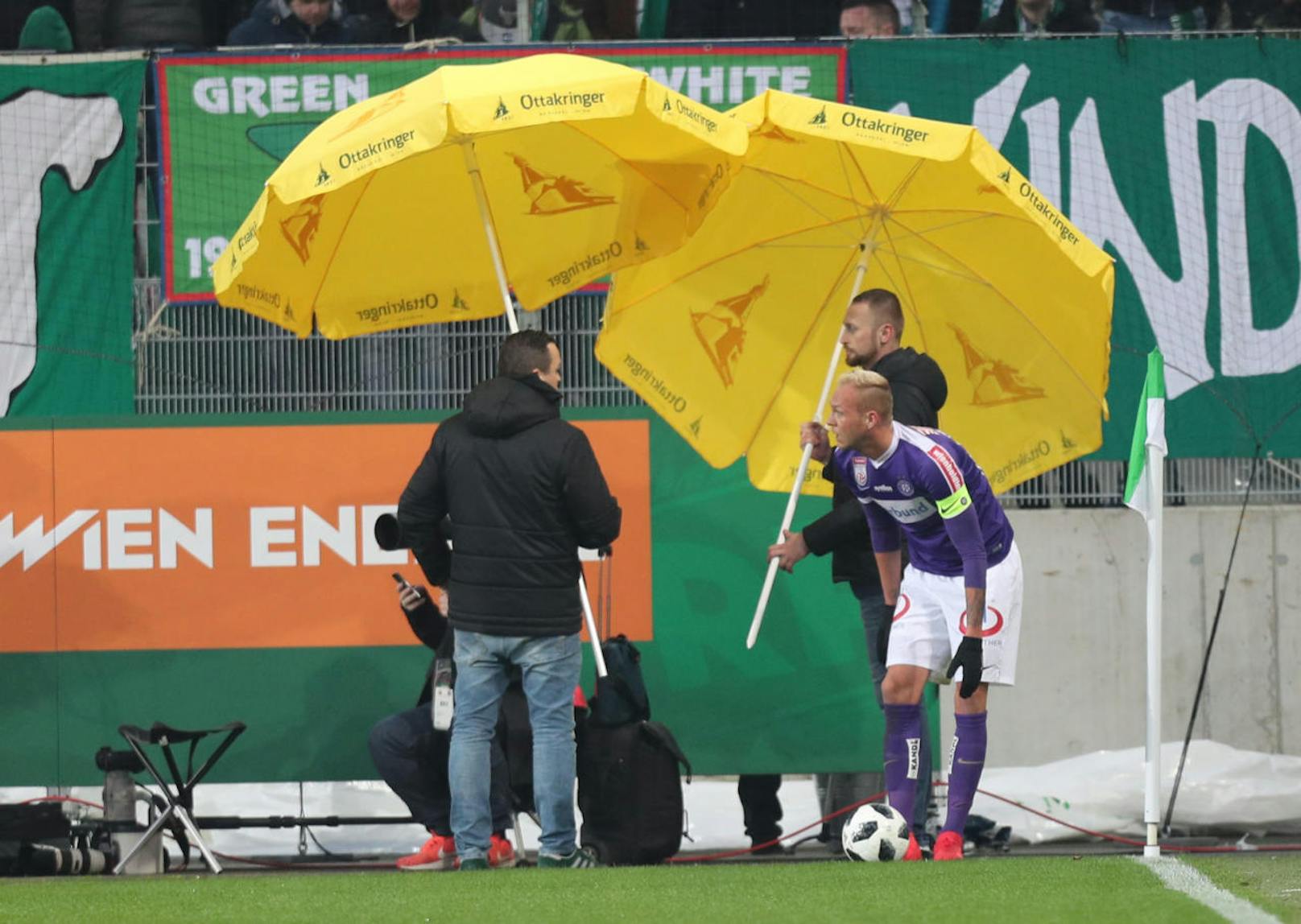 Skandal im Wiener Derby! Raphael Holzhauser wurde von den Rapid-Anhängern mit Feuerzeugen und Bechern beworfen, das Spiel stand mehrere Male vor dem Abbruch.