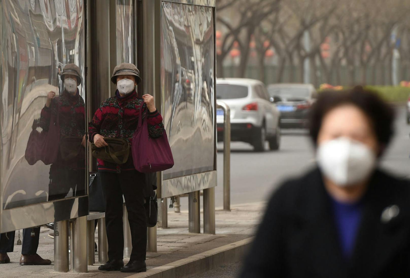 Die chinesische Regierung hat der starken Luftverschmutzung den Kampf angesagt: In einigen Regionen ist die Luft so schlecht, dass die Menschen nur mit Mundschutz vor die Tür gehen.