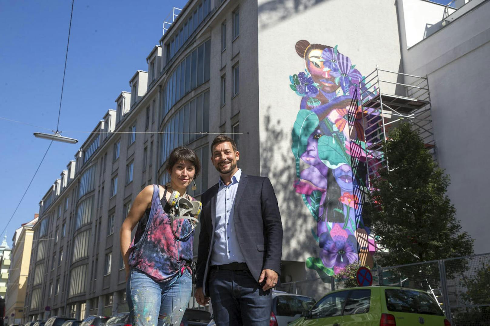Graffiti-Künstlerin Anis mit Mariahilfs Bezirkschef Markus Rumelhart (SPÖ) vor der Lotusblumen-Feuermauer in der Windmühlgasse.