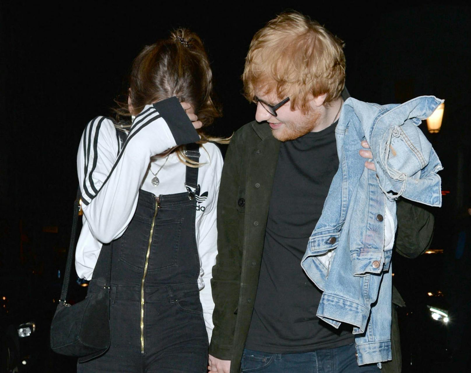 Paparazzi warten schon auf Ed Sheeran und seine Freundin Cherry Seaborn vor dem angesagten Lokal The Rum Kitchen in London. Wie üblich versucht Seaborn alles, um ihr Gesicht zu verdecken (November 2017)