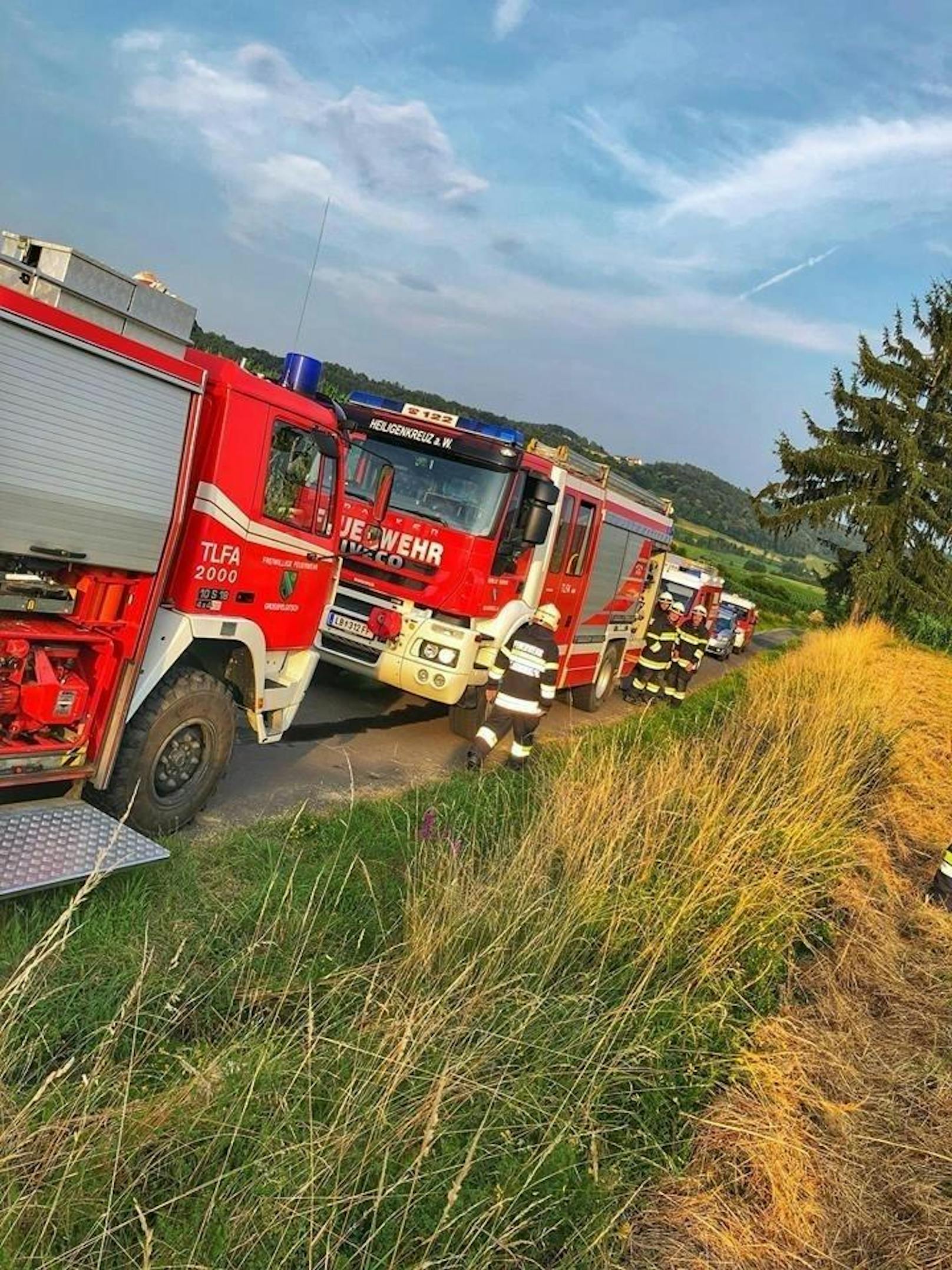 Großbrand einer Rundballenpresse am Dienstagabend, 3. Juli 2018, auf einem Getreidefeld bei Heiligenkreuz am Waasen.