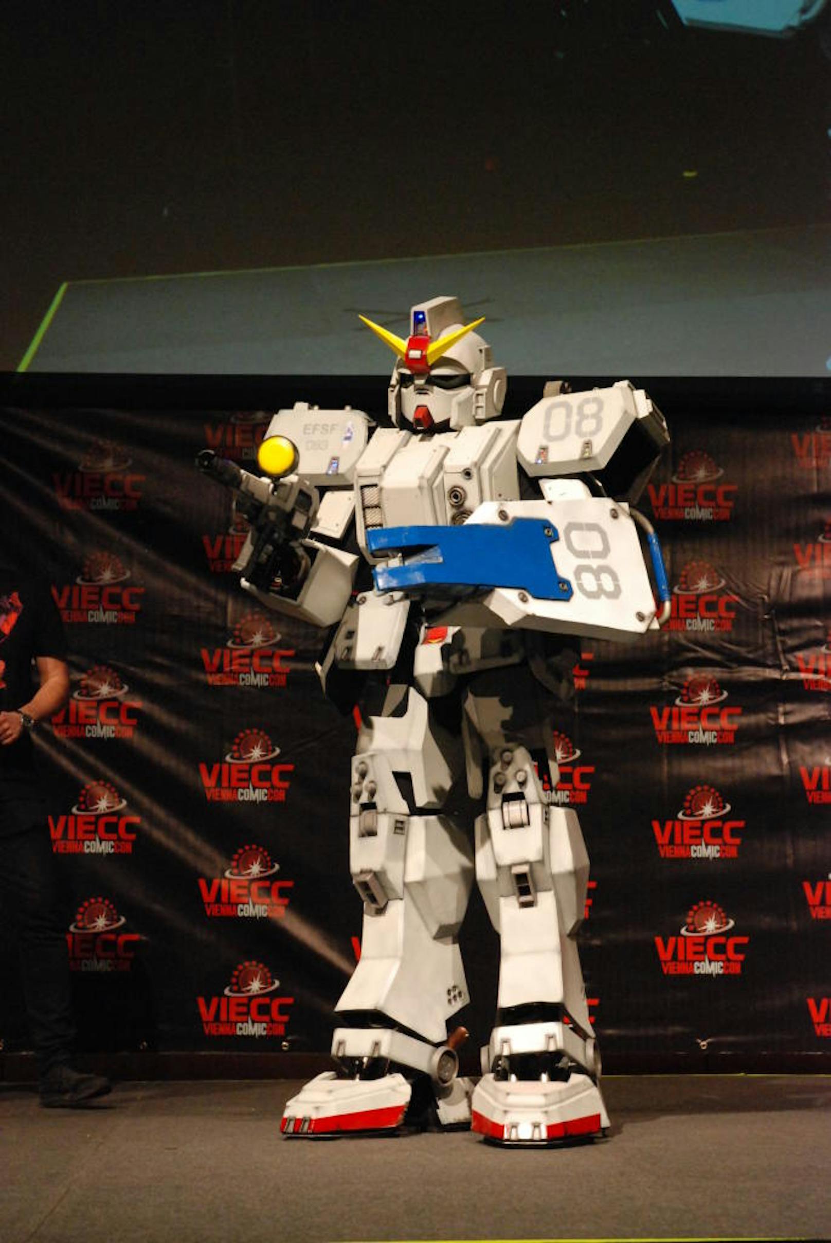 ... bei jeder Bewegung kamen neue Details zum Vorschein

Cosplayer Gundam RX 79
verkleidet als Gundam von Gundam MS08 Team
Kategorie Armor
