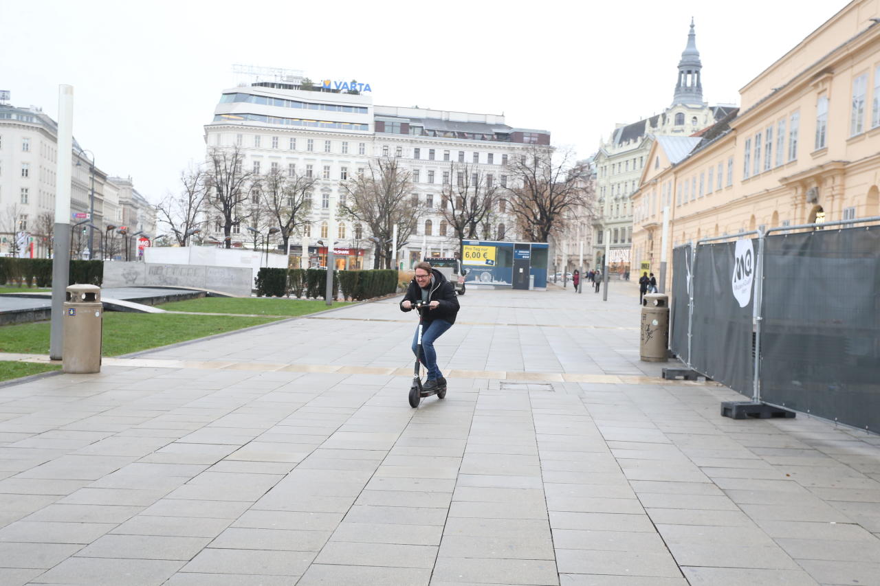 Nicht alle halten sich mit dem E-Scooter an die Vorschriften, wie dieser Lenker