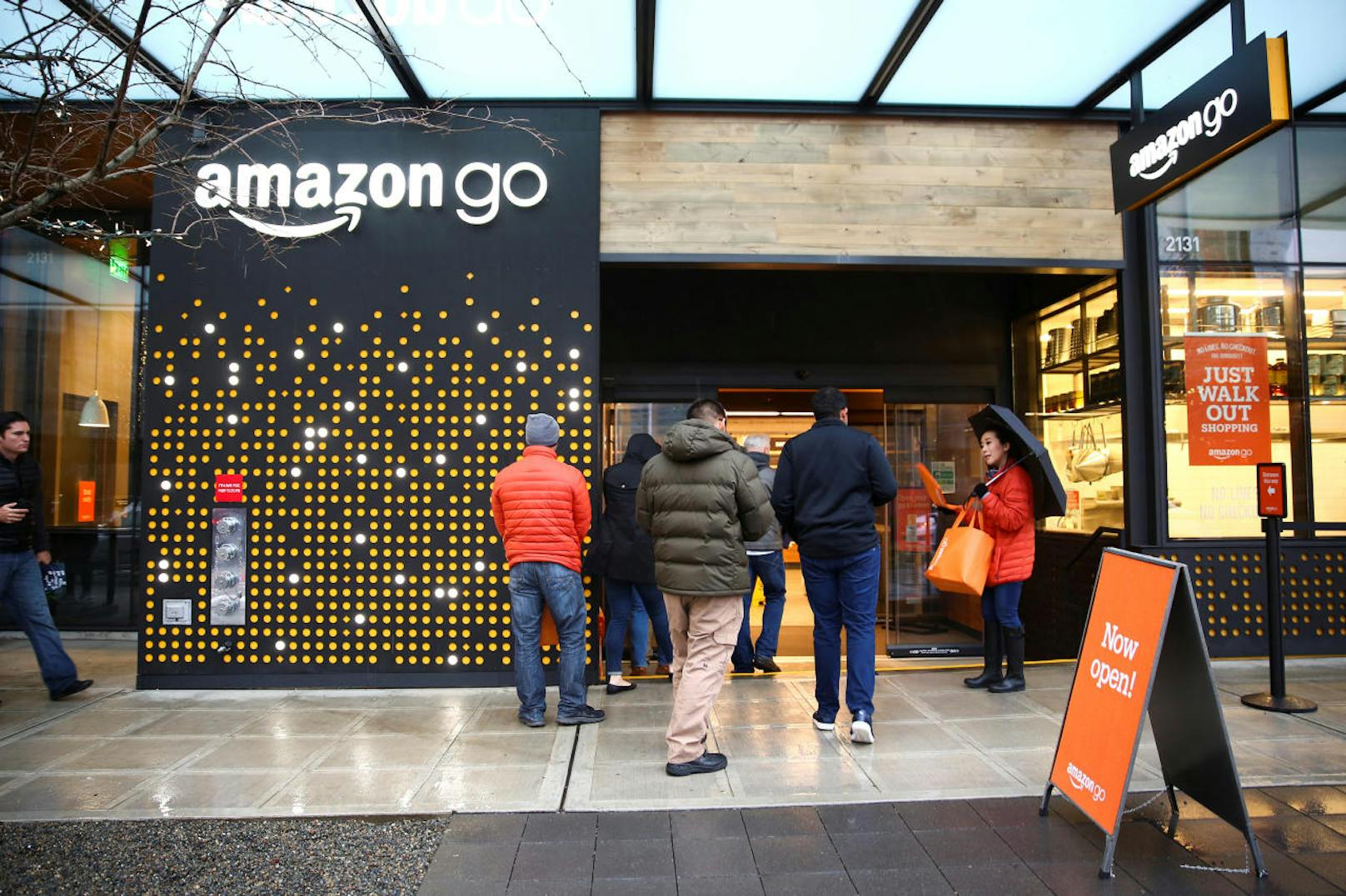 <b>19. September 2018:</b> Online-Gigant Amazon will offenbar bis 2021 den Einzelhandel massiv ausbauen. Rund 3.000 Amazon Go geschäfte ohne Kassierer sollen vor allem in den USA öffnen. Anfang 2018 hatte Amazon seinen ersten Go-Laden in Seattle eröffnet, weitere 50 seien laut "Bloomberg" derzeit in Planung. Von Amazon gab es keine Stellungnahme zu den Meldungen.