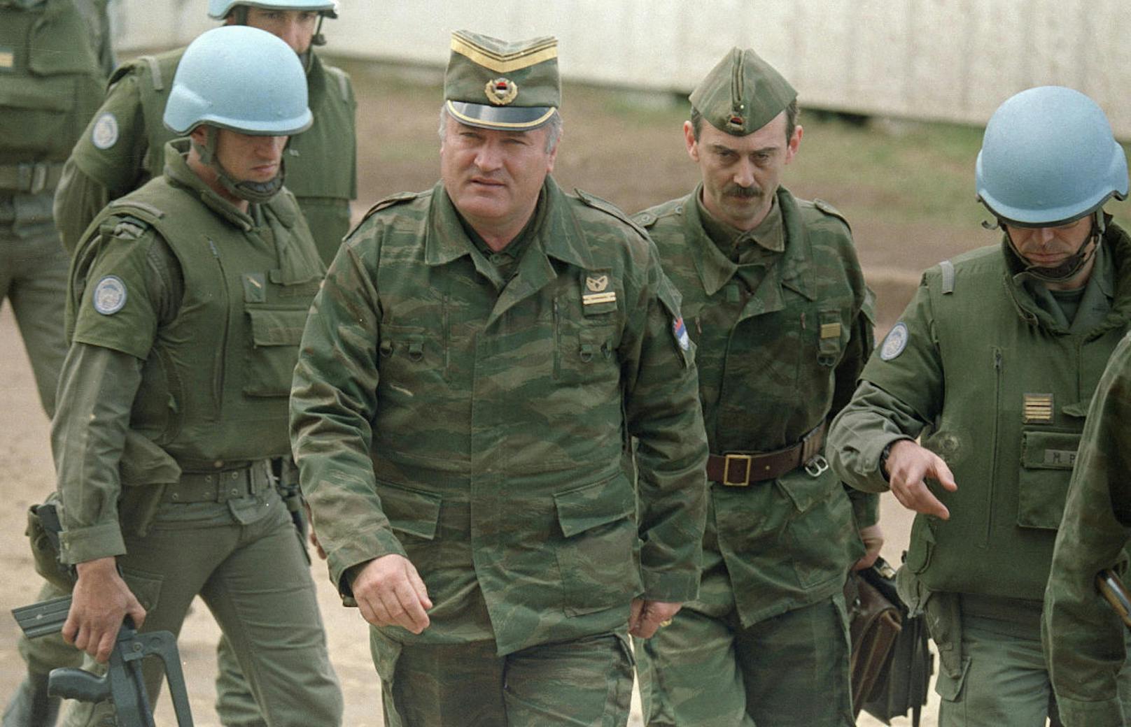 <b>22. November 2017: </b>In seinem letzten Prozess hat das UNO-Kriegsverbrechertribunal den bosnisch-serbischen Ex-General Ratko Mladic (75) des Völkermordes schuldig gesprochen. Die schwerwiegendsten Vorwürfe: die über drei Jahre dauernde Belagerung von Sarajevo mit tausenden Todesopfern. Misshandlung von Gefangenen in Internierungslagern. Terrorkampagne gegen Kroaten und Muslime in bosnischen Kommunen, die Geiselnahme von UNO-Soldaten sowie der Völkermord von Srebrenica. Mladic droht lebenslange Haft, er hat Berufung eingelegt.

<b>Mehr Infos: </b> <a href="https://www.heute.at/welt/news/story/Kriegsverbrecher-Prozess-Urteil-ueber-Ratko-Mladic-Srebrenica-43722526">Mladic des Völkermords schuldig gesprochen</a>