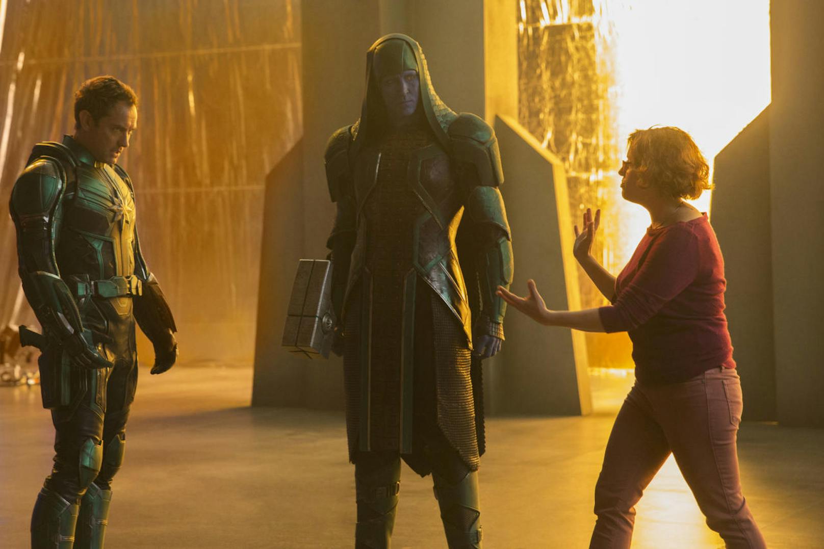 Links der Boss der Starforce (Jude Law), in der Mitte Ronan (Lee Pace), rechts Regisseurin Anna Boden am Set von "Captain Marvel"