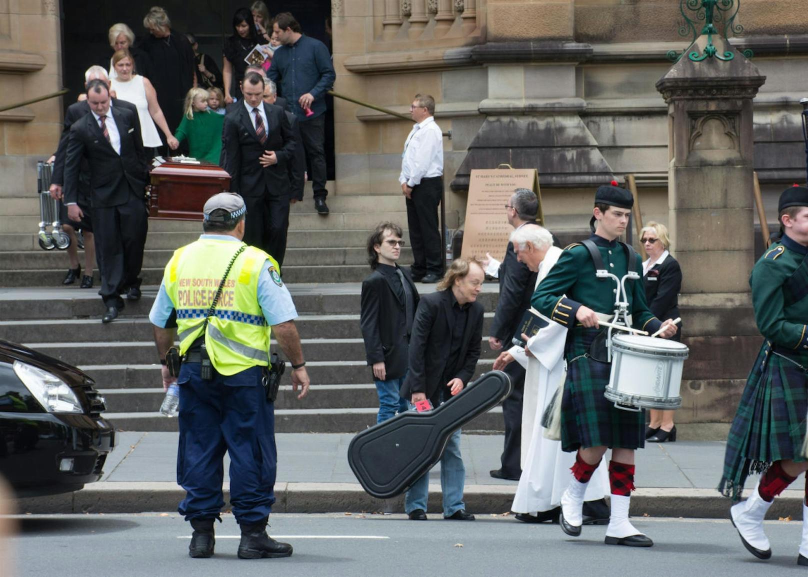 Ein sehr trauriger Angus Young verabschiedet seinen Bruder und Bandkollegen Malcolm Young in der St. Mary's Cathedral in Sydney am Dienstag Vormittag. (Im Bild: Angus Young mit Gitarre "The Beast")