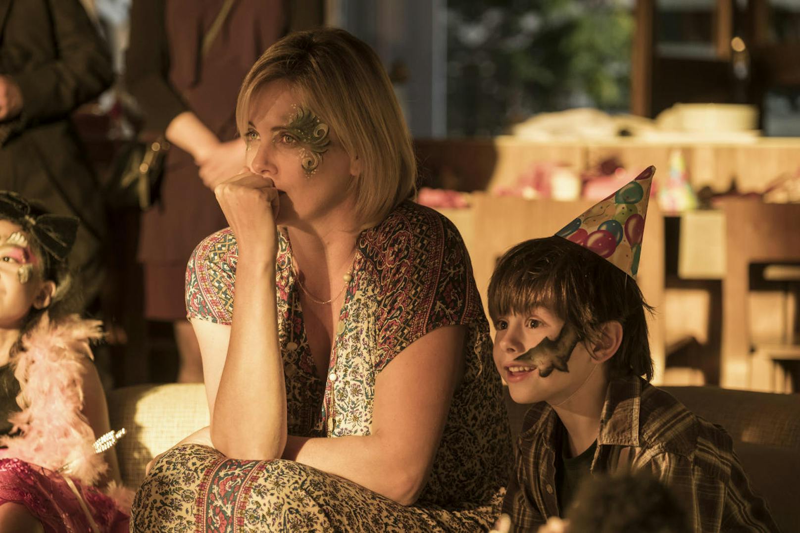 Charlize Theron als Marlo und Asher Miles Fallica als Jonah in "Tully". 