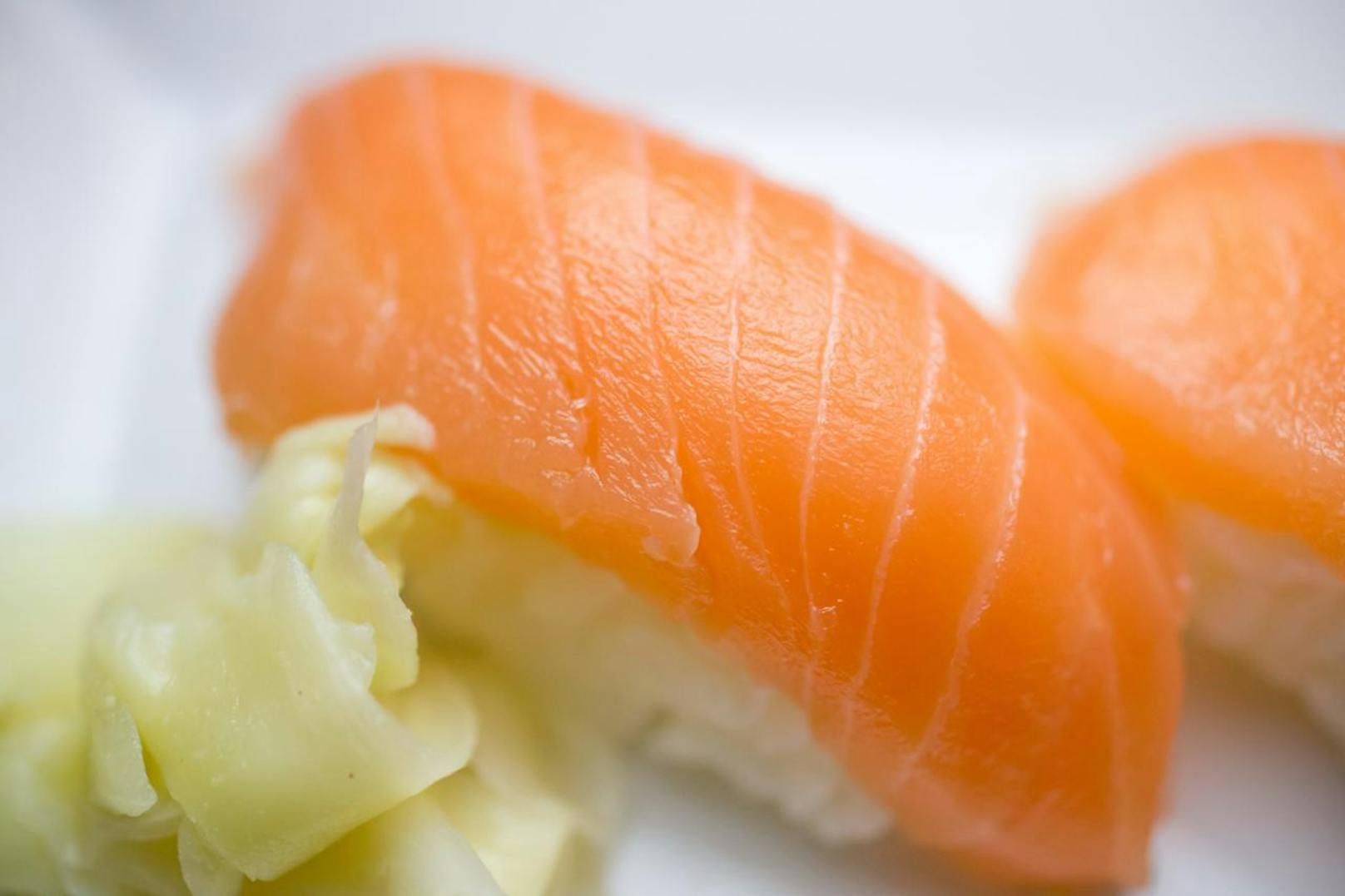 Über seine Liebe zu Sushi hatte sich der Mann offenbar infiziert. Er gab an, täglich rohen Lachs verspeist zu haben.