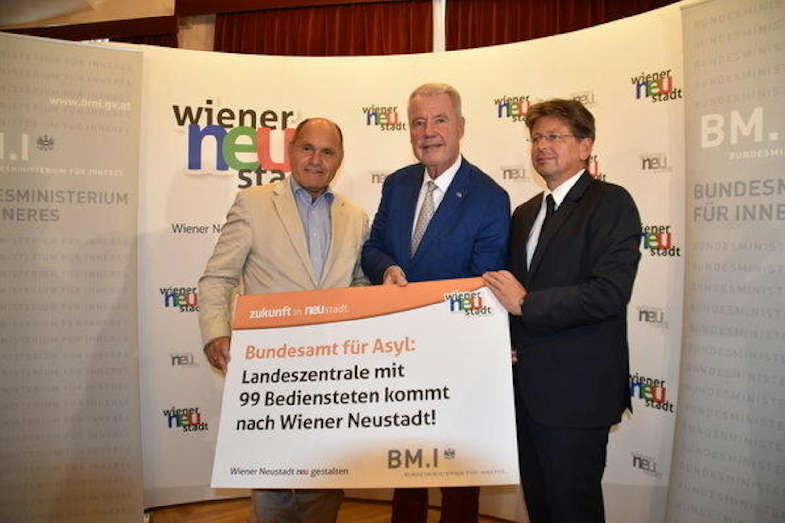 Minister Sobotka (li.) mit Bürgermeister Schneeberger (Mi.) Ende August