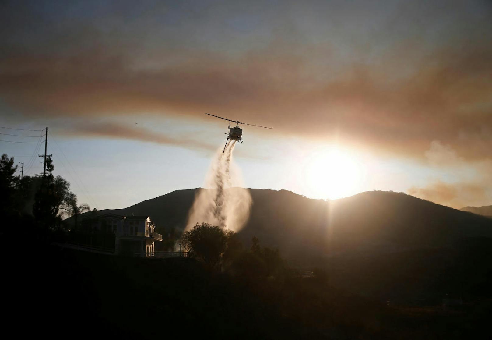 Aus Helikoptern versuchten die Feuerwehrleute, gegen die Flammen anzukämpfen.