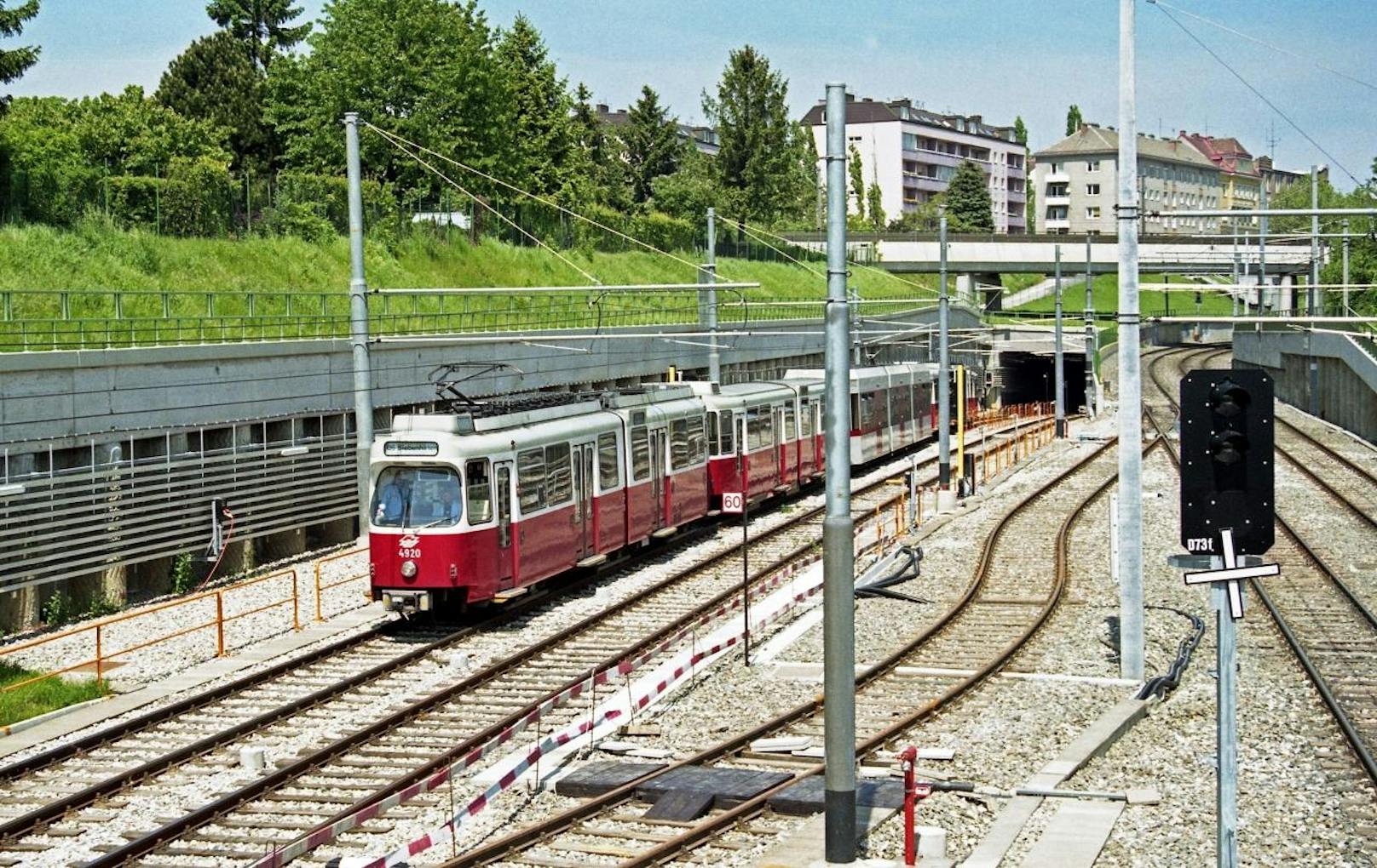 U-Bahn Zug der Linie U6 in Fahrtrichtung Siebenhirten zwischen Meidling und Tschertegasse, Mai 1995