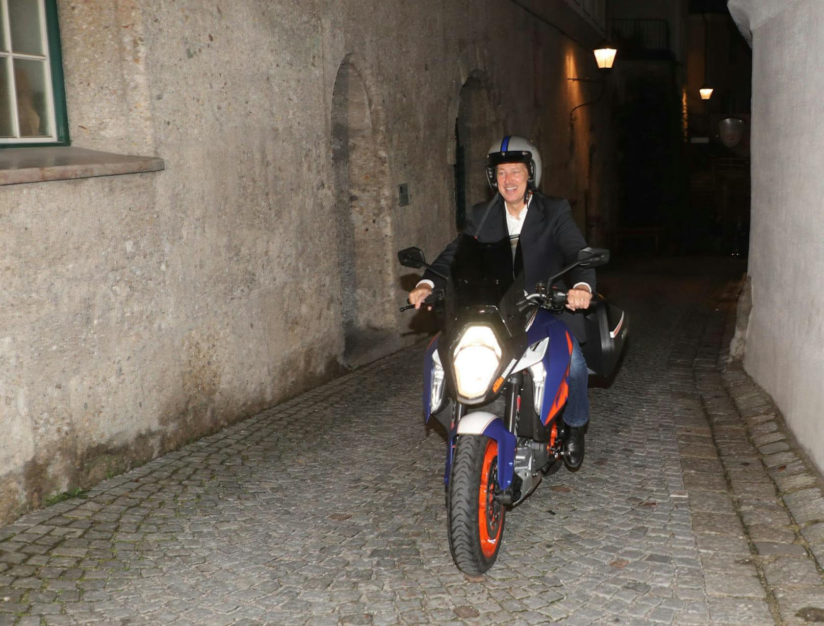 "Jedermann" Tobias Moretti mit seinem Motorrad auf dem Weg zur Premierenfeier in den Stiegl Keller