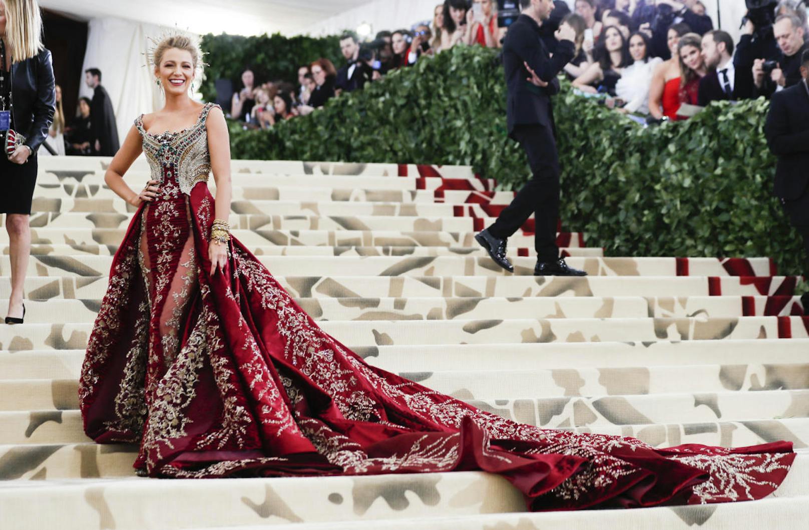 Blake Lively trug bei der Met Gala ein ausladend majestätisches Versace Kleid.
