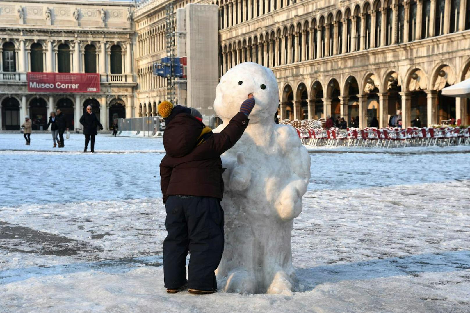 Ein Schneemann ist am Markusplatz in Venedig ein ungewöhnlicher Besucher