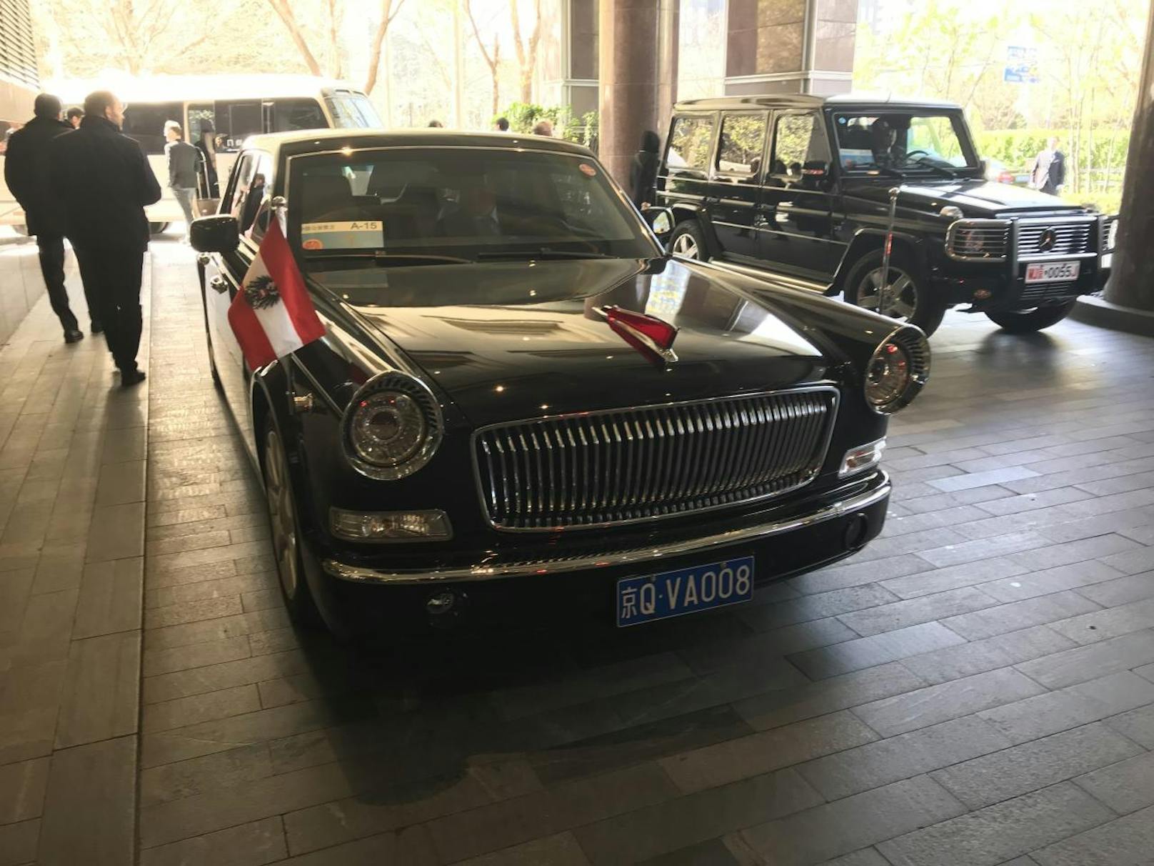 Das "Rote-Fahne-Auto" von Bundespräsident Van der Bellen (Foto: Nusser)