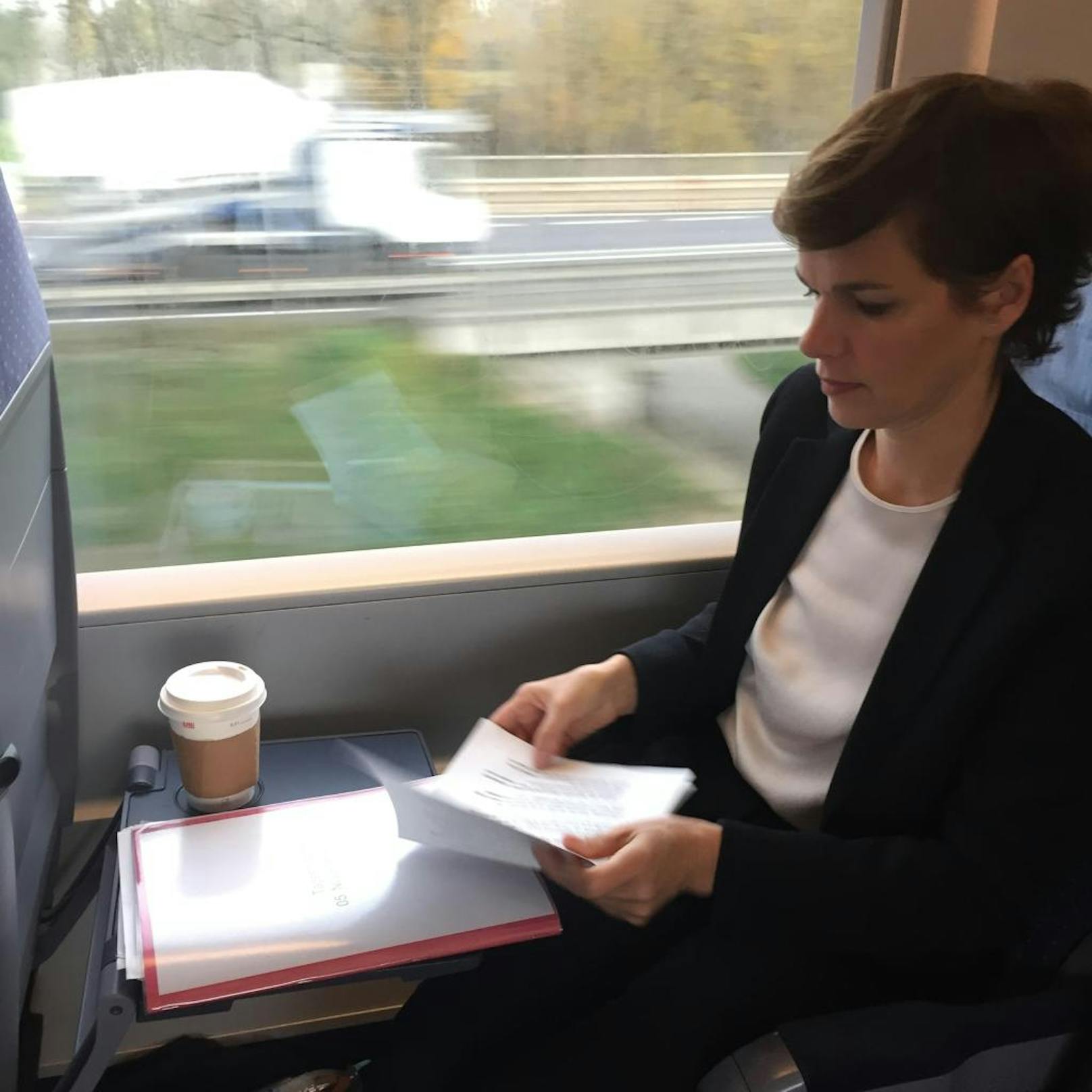 SPÖ-Chefin Rendi-Wagner im Zug nach Linz.