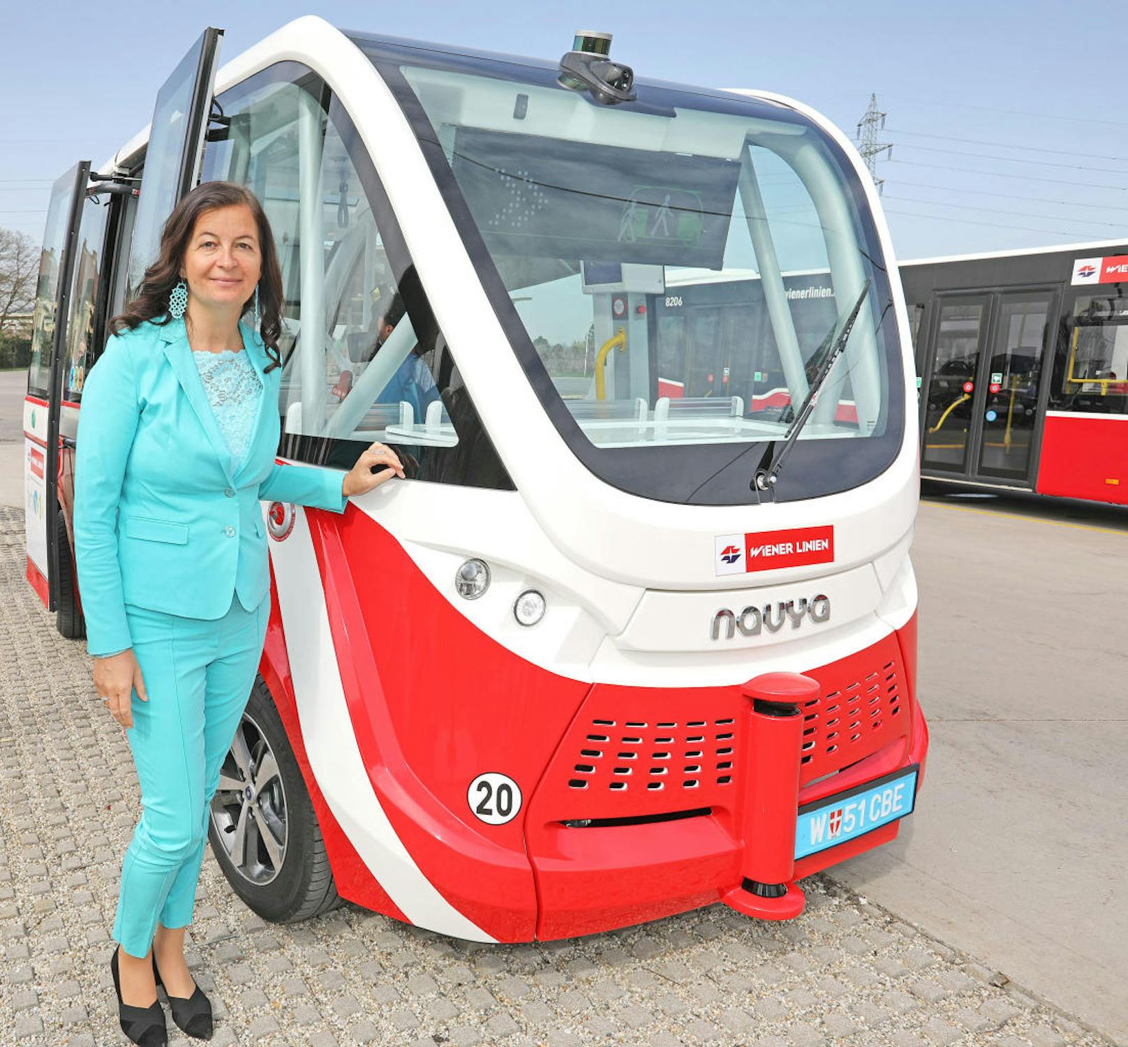 Nicht nur die neue U5 wird ohne Fahrer auskommen, auch lenkerlose Busse sind bei den Wiener Linien ein Thema. Am Mittwoch wurde einer der e-Busse vorgestellt. Öffi-Stadträtin Ulli Sima (SPÖ) drehte auch eine Runde.