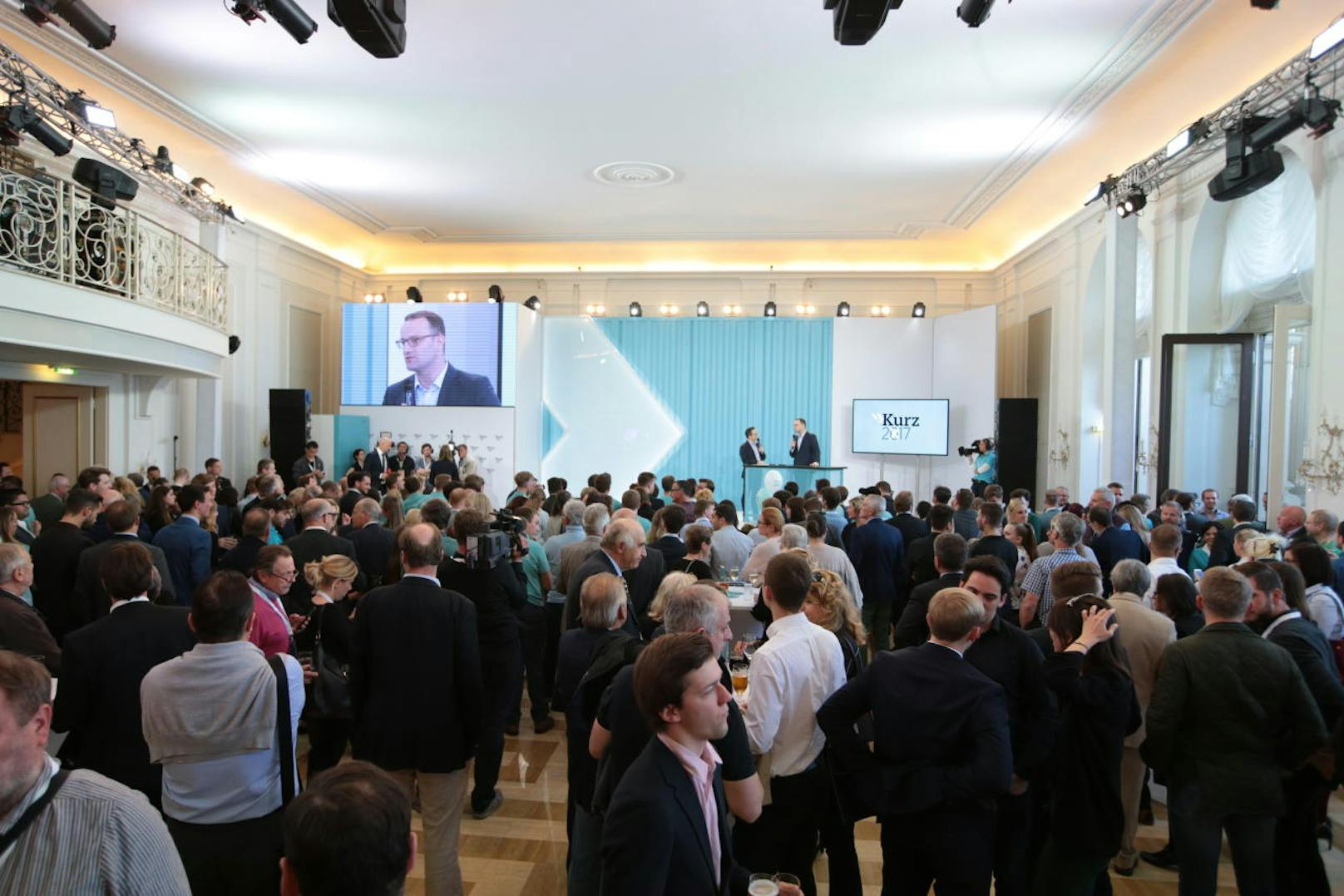 Riesenjubel bei der ÖVP und ihrem siegreichen Spitzenkandidaten Sebastian Kurz