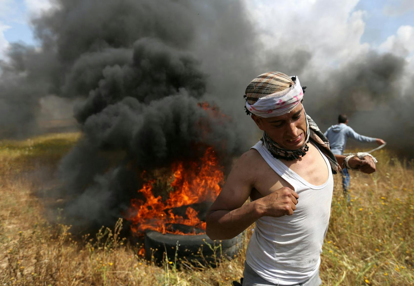 Sie reagierten nach eigenen Angaben auf brennende Reifen, Steinwürfe und Brandbomben von palästinensischer Seite.