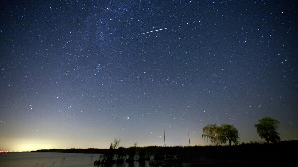 In der Nacht auf Sonntag blitzen am Nachthimmel immer wieder Sternschnuppen auf. Sie können das Phänomen am Himmel in östlicher Richtung beobachten.