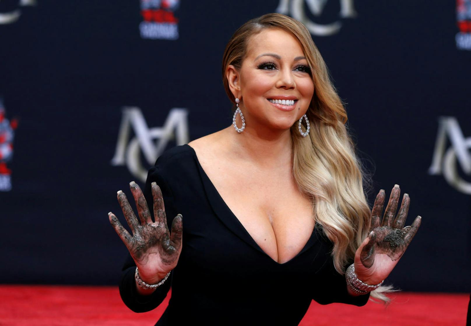 Mariah Careys ehemaliger Bodyguard behauptet, dass sie ihn während einer Reise sexuell belästigt hat. Unter dem Vorwand, Hilfe beim Gepäck zu benötigen, rief sie ihn auf ihre Hotelzimmer. Dort wartete sie in transparentem Negligé auf ihn. Außerdem hat sie ihn angeblich erniedrigt und als "Nazi" beschimpft.
