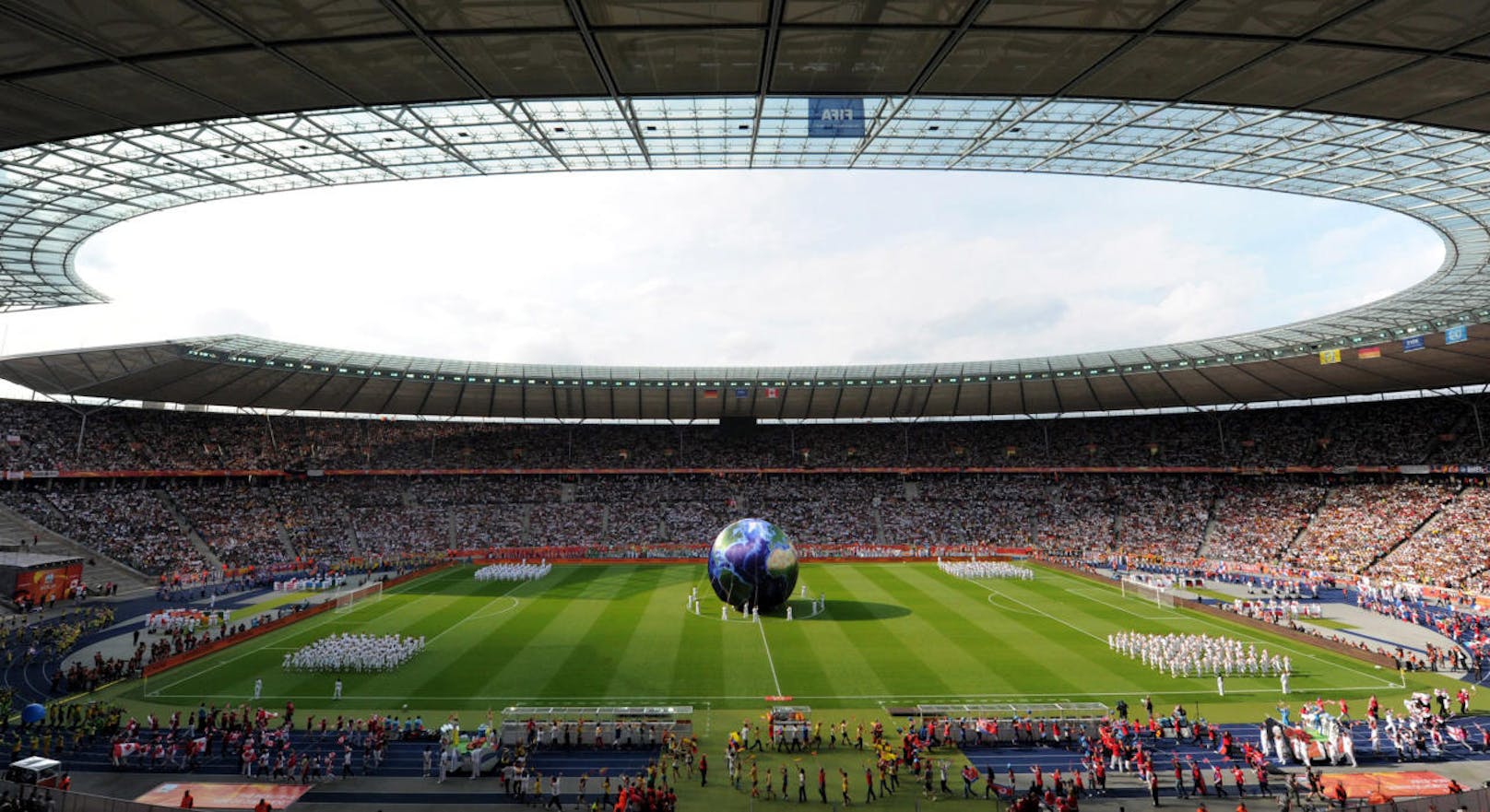 Unverkennbar ist das Berliner Olympiastadion. 74.475 Zuschauer finden hier Platz. Das Oval war 2006 Schauplatz des WM-Finales.