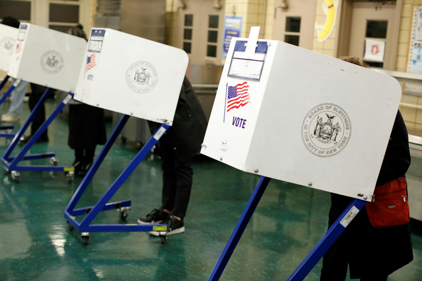 Wähler in einem Wahllokal im New Yorker Stadtteil Manhattan