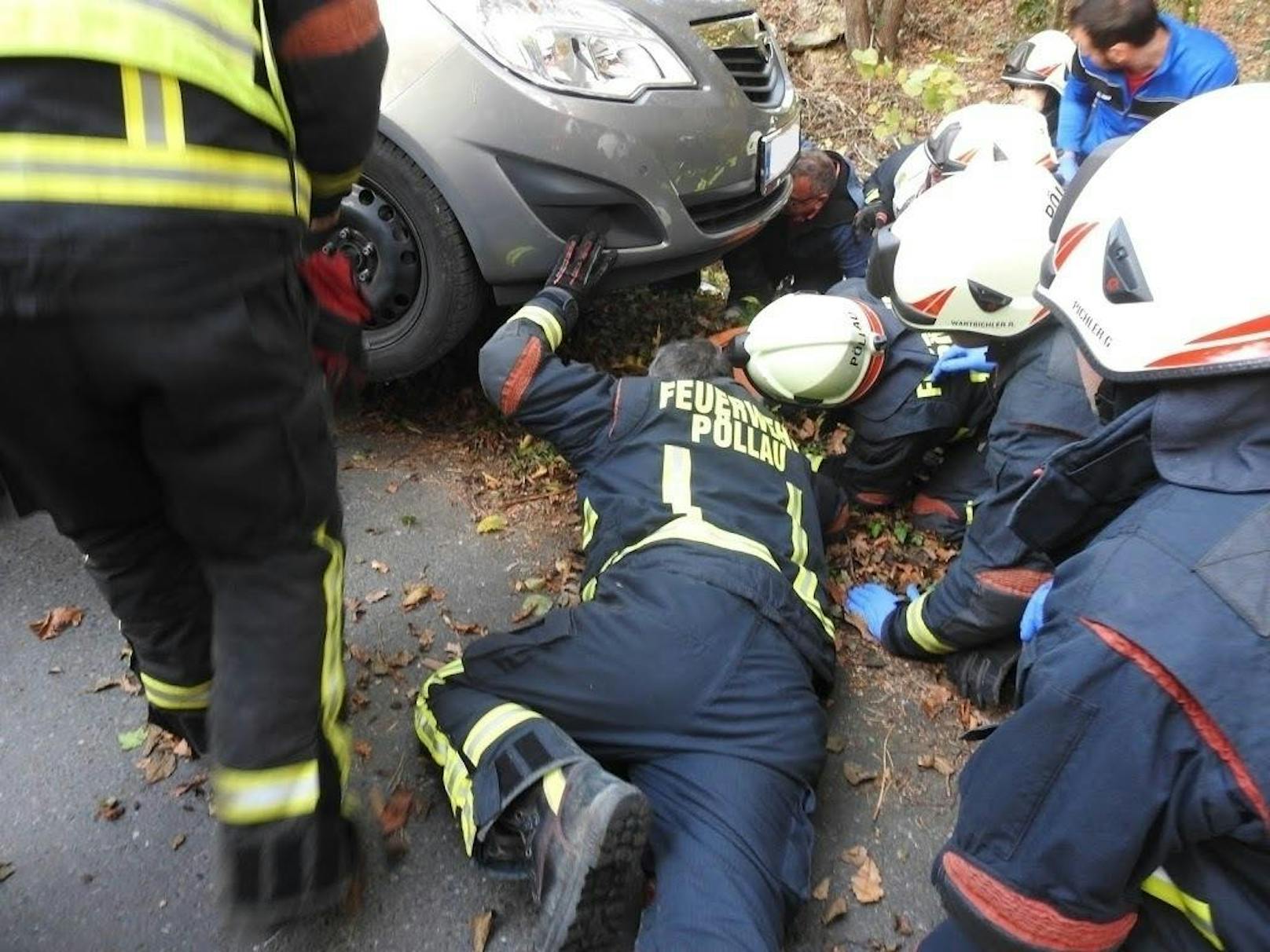 Am Samstag, um 13:53 Uhr, wurde die Freiwillige Feuerwehr Pöllau mittels Sirenen-Alarm zu einem Verkehrsunfall mit einer eingeklemmten Person nach Unterneuberg gerufen. (4. November 2017)