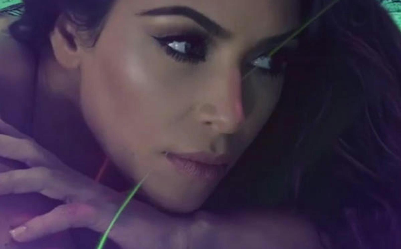 Kim Kardashian ist für ihre geschwungenen Augenbrauen bekannt. Sie hat den Look perfektioniert und zahlreiche YouTube Tutorials drehen sich darum den Look nachzuschminken.