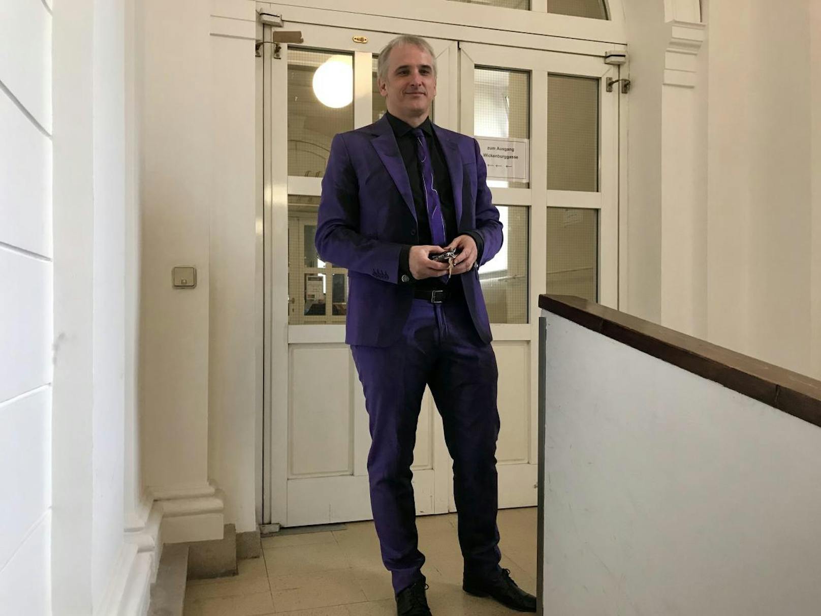 Anwalt Michael Dohr heute in Violett, der Designer heißt wieder "Moschino".